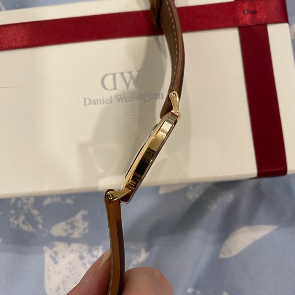 Used Daniel Wellington Watch - Picture 6 of 9